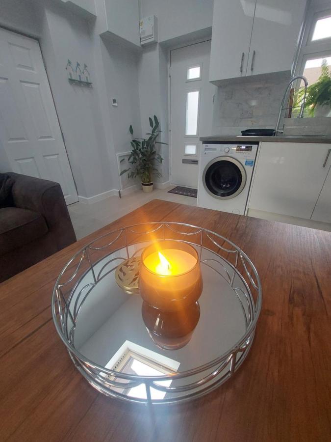New, Stylish Studio Flat With Private Patio And Free On-Street Parking Check Out At 11Am Μπόρνμουθ Εξωτερικό φωτογραφία
