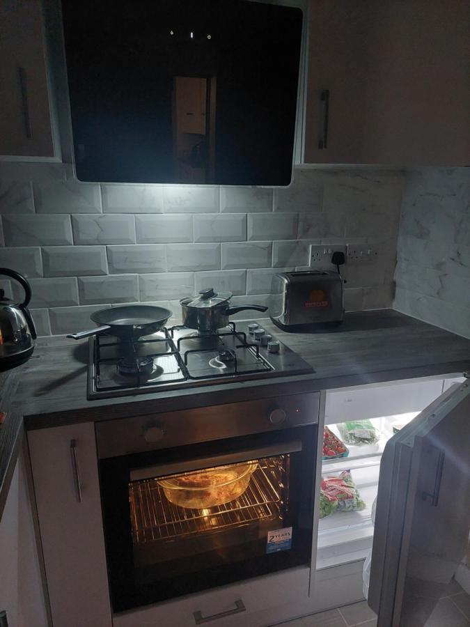 New, Stylish Studio Flat With Private Patio And Free On-Street Parking Check Out At 11Am Μπόρνμουθ Εξωτερικό φωτογραφία