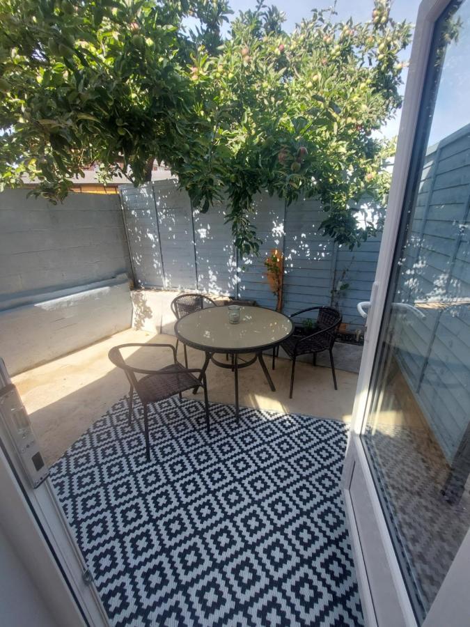 New, Stylish Studio Flat With Private Patio And Free On-Street Parking Check Out At 11Am Μπόρνμουθ Εξωτερικό φωτογραφία