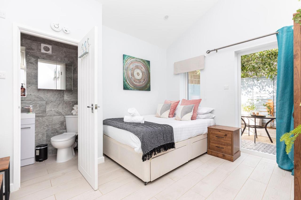 New, Stylish Studio Flat With Private Patio And Free On-Street Parking Check Out At 11Am Μπόρνμουθ Εξωτερικό φωτογραφία
