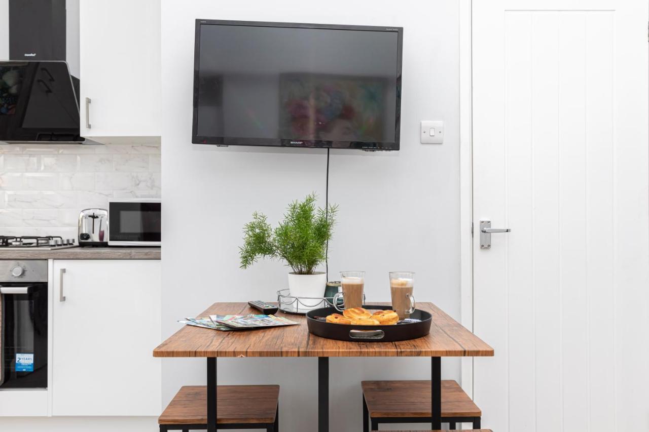 New, Stylish Studio Flat With Private Patio And Free On-Street Parking Check Out At 11Am Μπόρνμουθ Εξωτερικό φωτογραφία