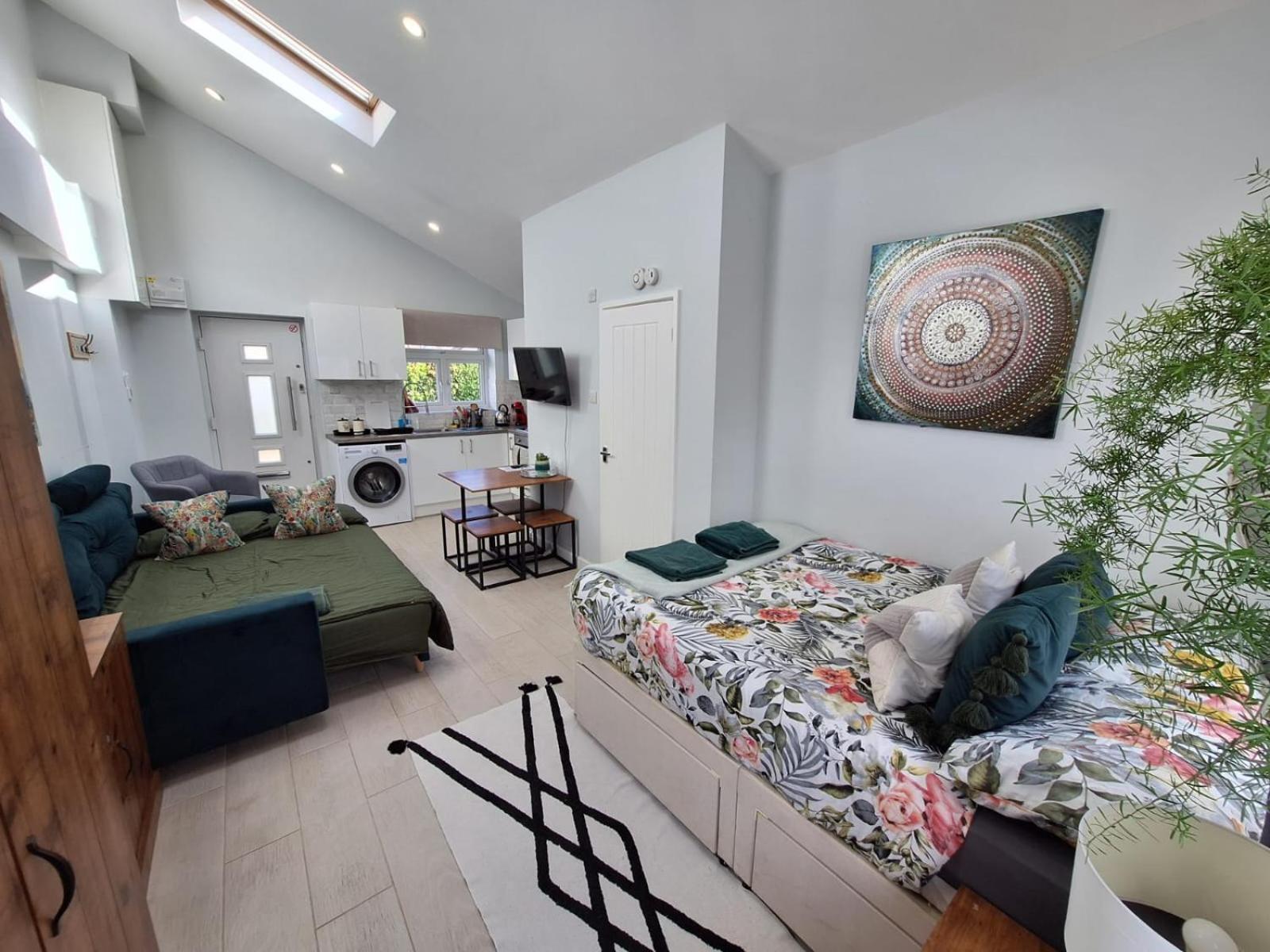New, Stylish Studio Flat With Private Patio And Free On-Street Parking Check Out At 11Am Μπόρνμουθ Εξωτερικό φωτογραφία
