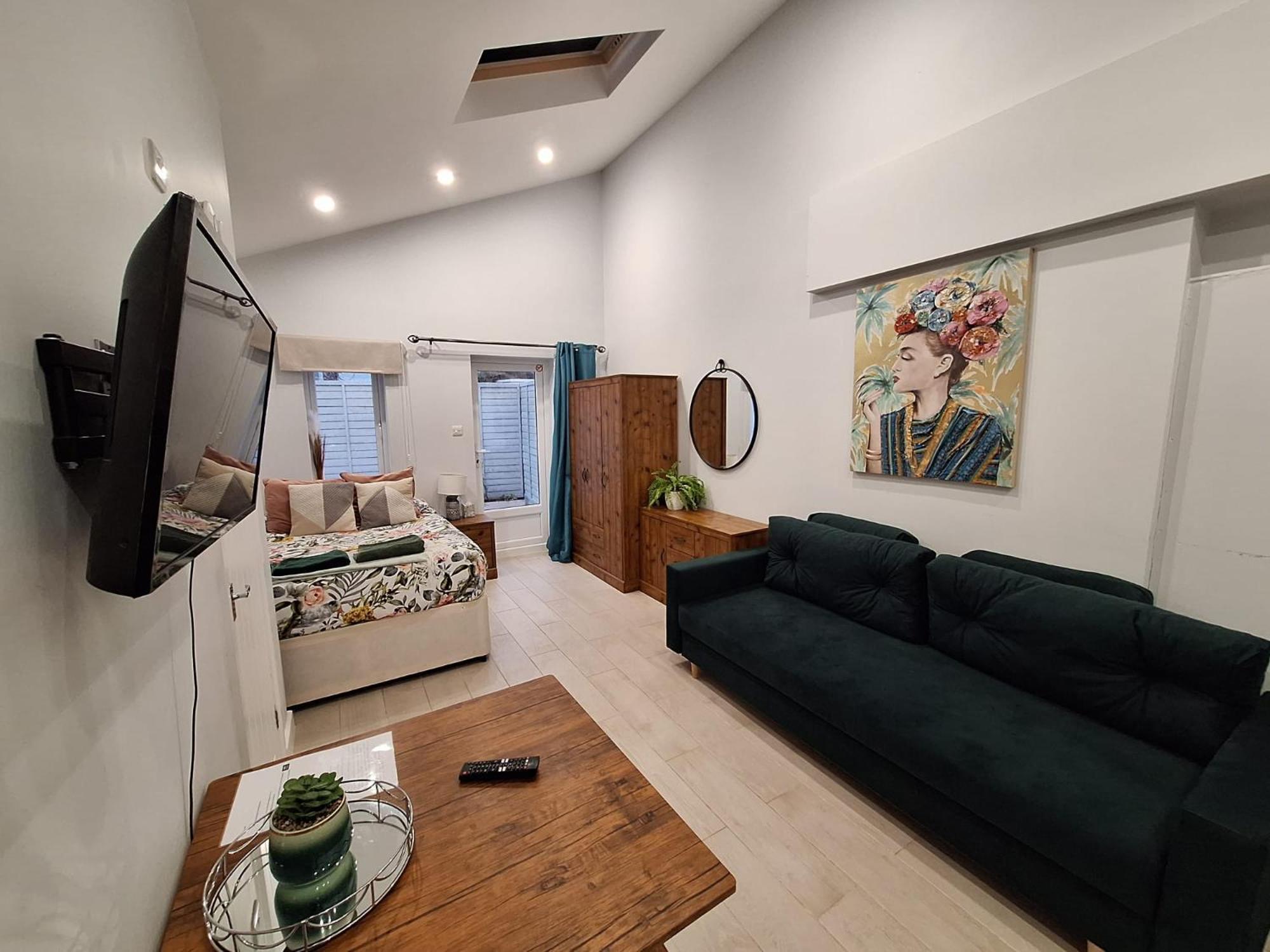 New, Stylish Studio Flat With Private Patio And Free On-Street Parking Check Out At 11Am Μπόρνμουθ Εξωτερικό φωτογραφία