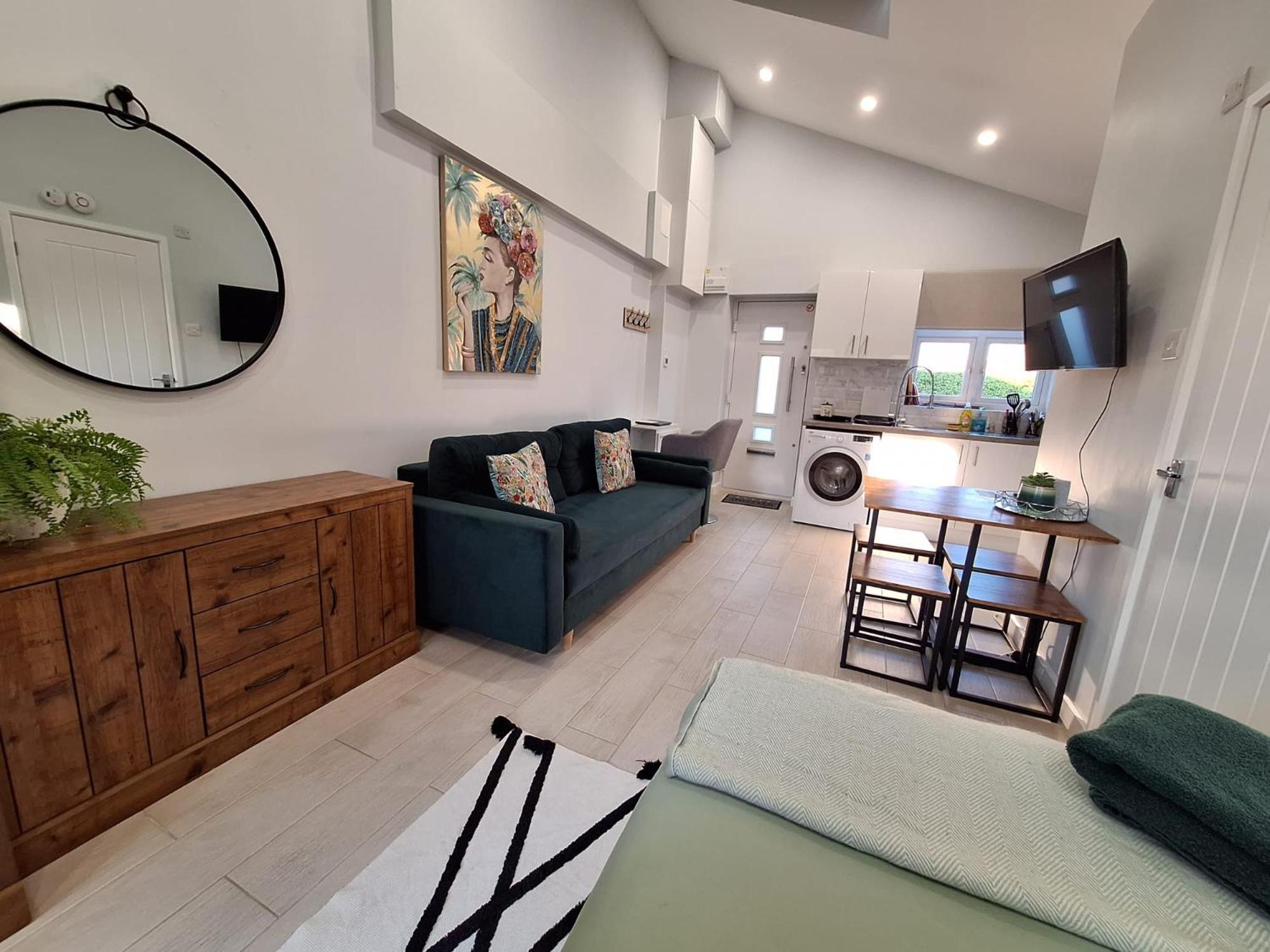 New, Stylish Studio Flat With Private Patio And Free On-Street Parking Check Out At 11Am Μπόρνμουθ Εξωτερικό φωτογραφία