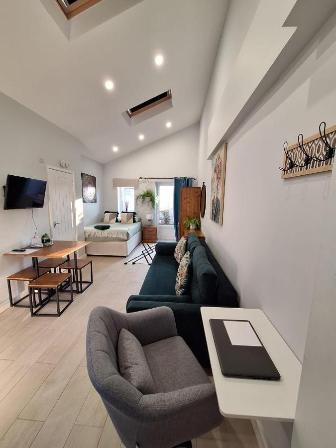 New, Stylish Studio Flat With Private Patio And Free On-Street Parking Check Out At 11Am Μπόρνμουθ Εξωτερικό φωτογραφία