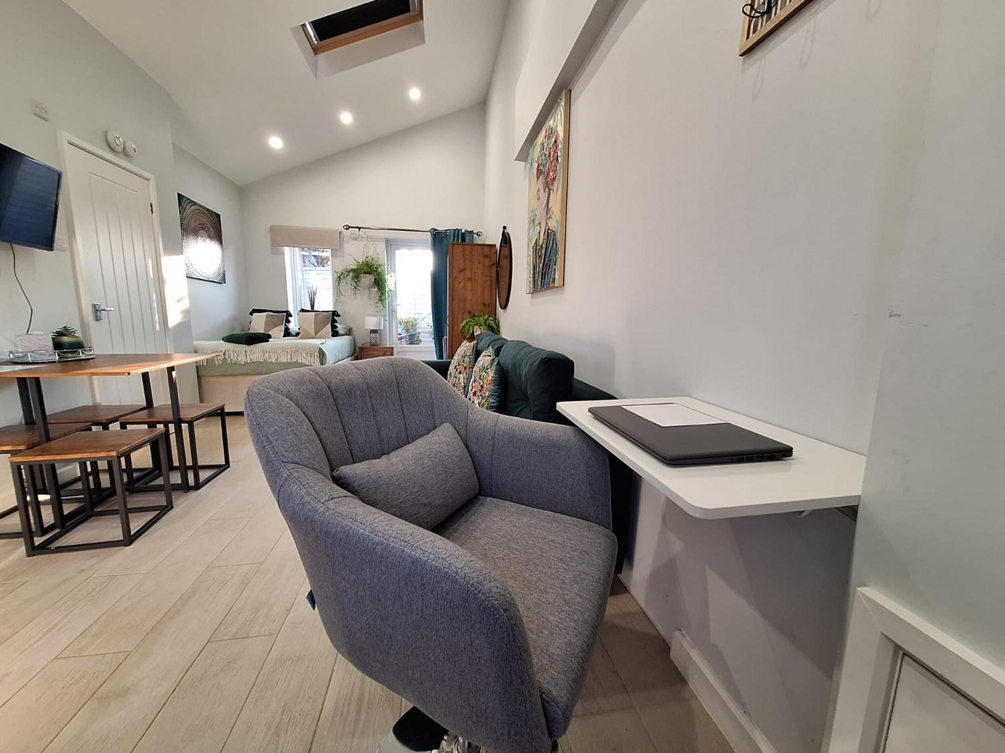 New, Stylish Studio Flat With Private Patio And Free On-Street Parking Check Out At 11Am Μπόρνμουθ Εξωτερικό φωτογραφία