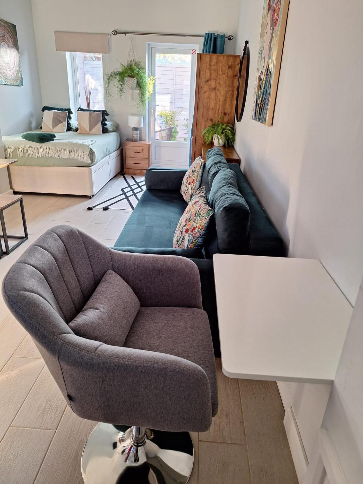 New, Stylish Studio Flat With Private Patio And Free On-Street Parking Check Out At 11Am Μπόρνμουθ Εξωτερικό φωτογραφία